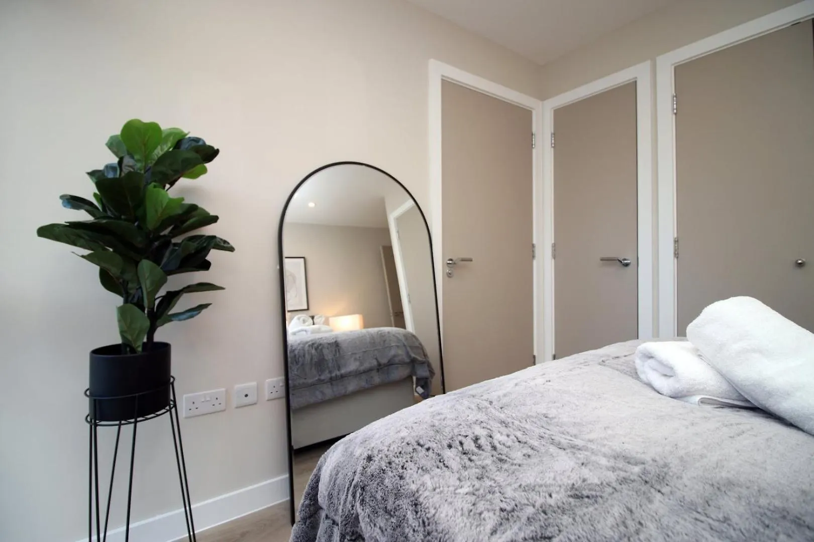 Casa 1 - Cardiff Bay - 2 Bed Apartment W/ Parking