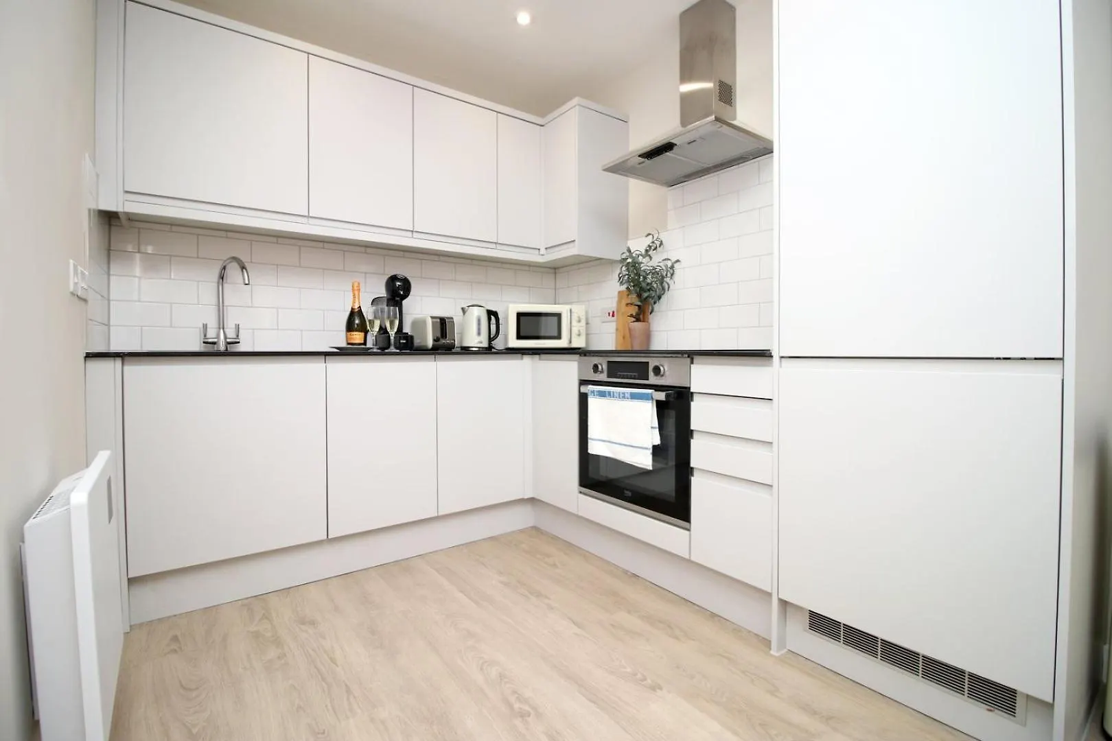 Casa 1 - Cardiff Bay - 2 Bed Apartment W/ Parking 0*,