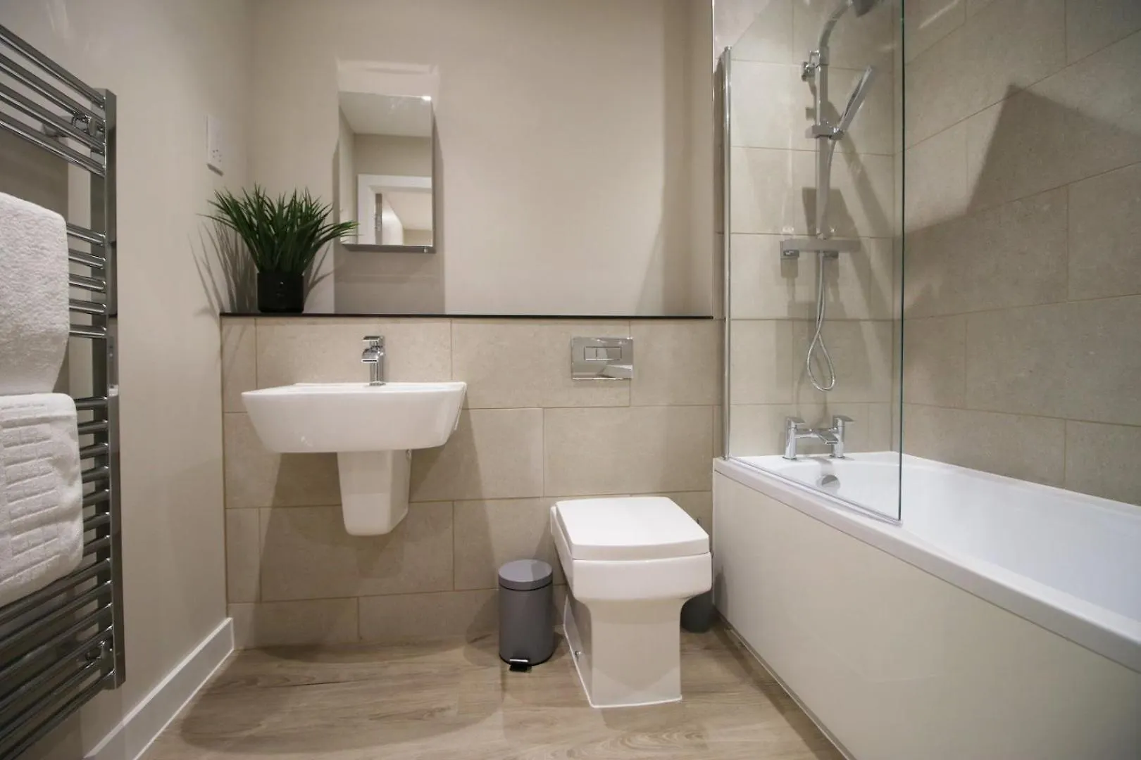 Casa 1 - Cardiff Bay - 2 Bed Apartment W/ Parking