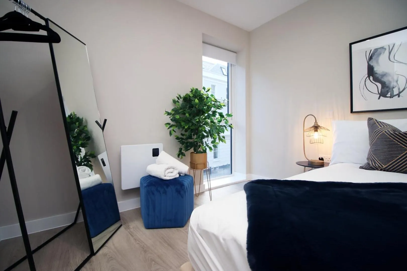 Casa 1 - Cardiff Bay - 2 Bed Apartment W/ Parking 0*,