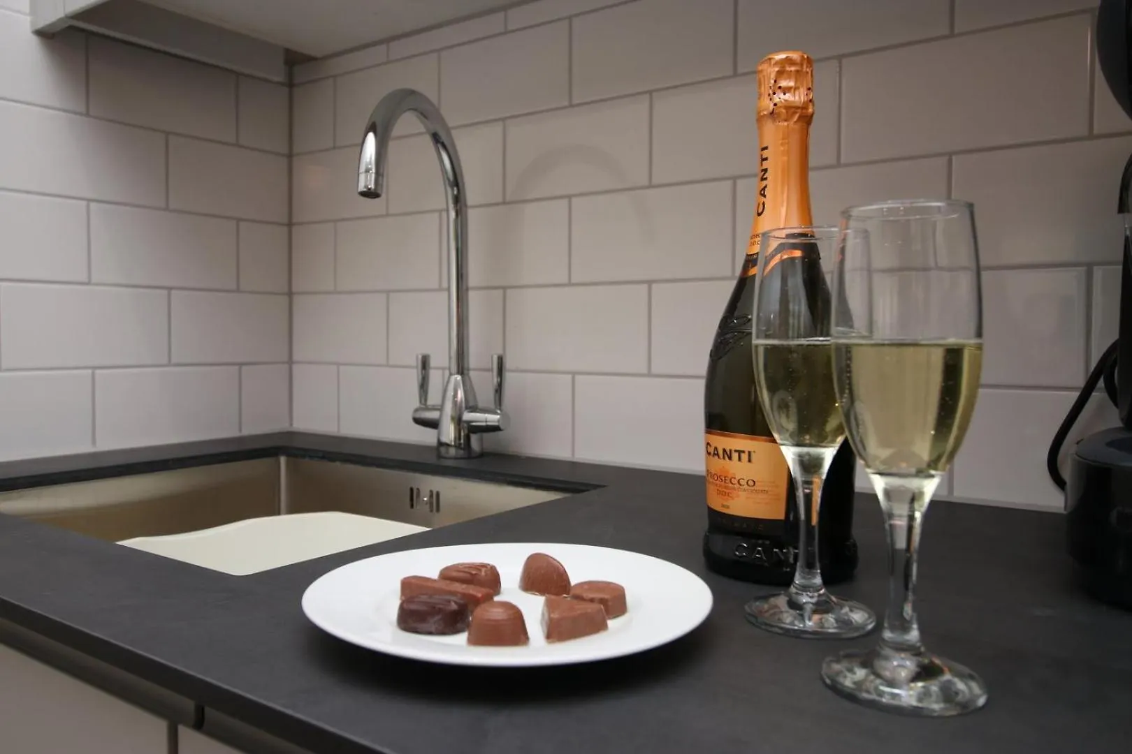 Casa 1 - Cardiff Bay - 2 Bed Apartment W/ Parking