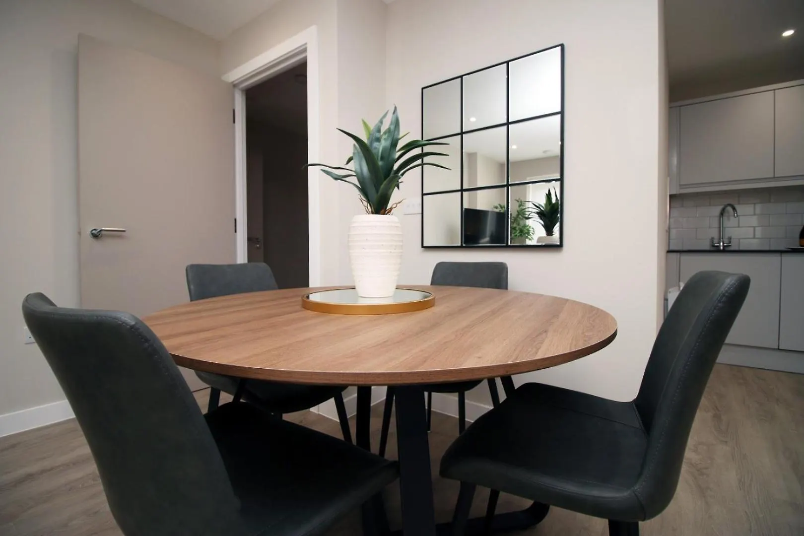 Casa 1 - Cardiff Bay - 2 Bed Apartment W/ Parking